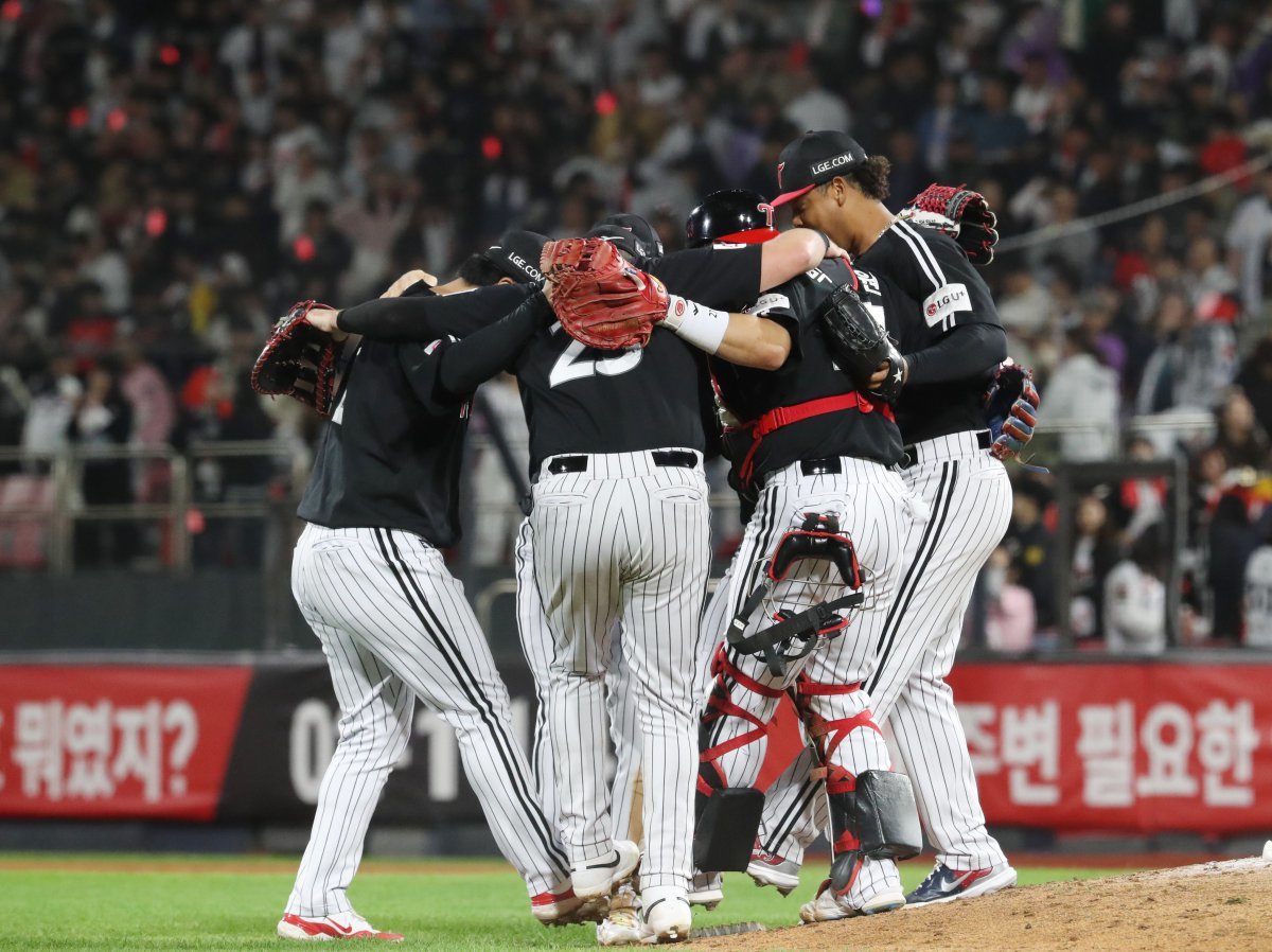 8일 오후 경기 수원시 장안구 KT위즈파크에서 열린 프로야구 ‘2024 신한 SOL 뱅크 KBO 포스트시즌’ 준플레이오프 3차전 LG 트윈스와 KT 위즈의 경기 종료 후 LG 선수들이 기쁨을 나누고 있다. 이날 경기는 6대5로 LG의 승리로 끝났다. 2024.10.8/뉴스1