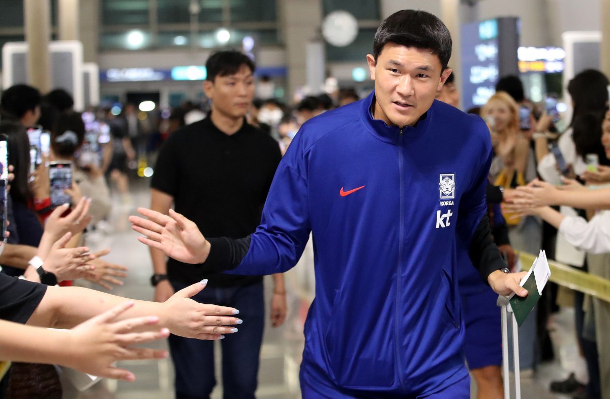 대한민국 축구대표팀 김민재가 6일 인천국제공항 제1터미널을 통해 오만으로 출국하며 팬들과 하이파이브를 나누고 있다. 2024.9.6/뉴스1