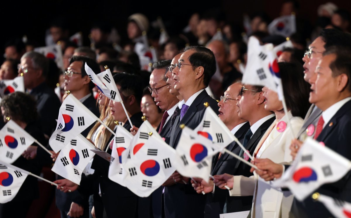 한덕수 국무총리가 9일 오전 서울 종로구 세종문화회관에서 열린 ‘제578돌 한글날 경축식’에서 태극기를 들고 한글날 노래를 제창하고 있다. 2024.10.4/뉴스1