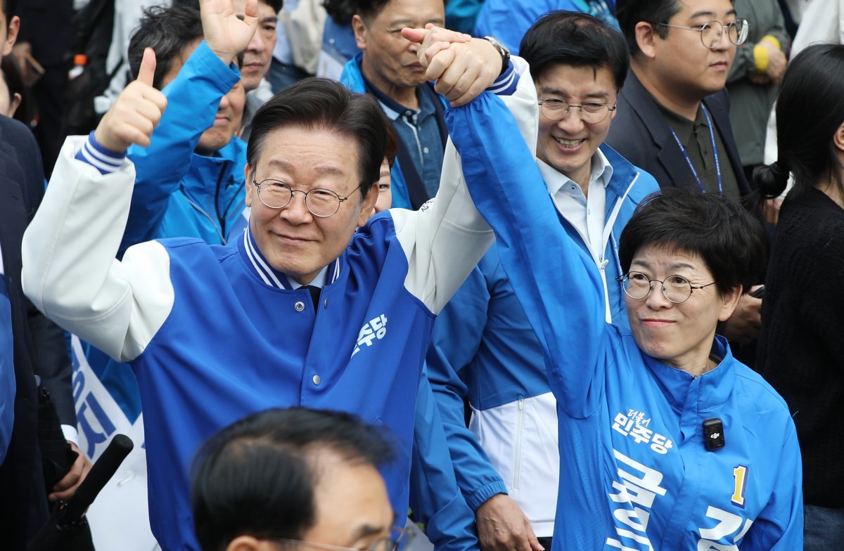 더불어민주당 이재명 대표가 9일 오후 부산 금정구 장전역 일대에서 시민들에게 민주당 김경지 금정구청장 후보에 대한 지지를 호소하고 있다. 부산=뉴스1