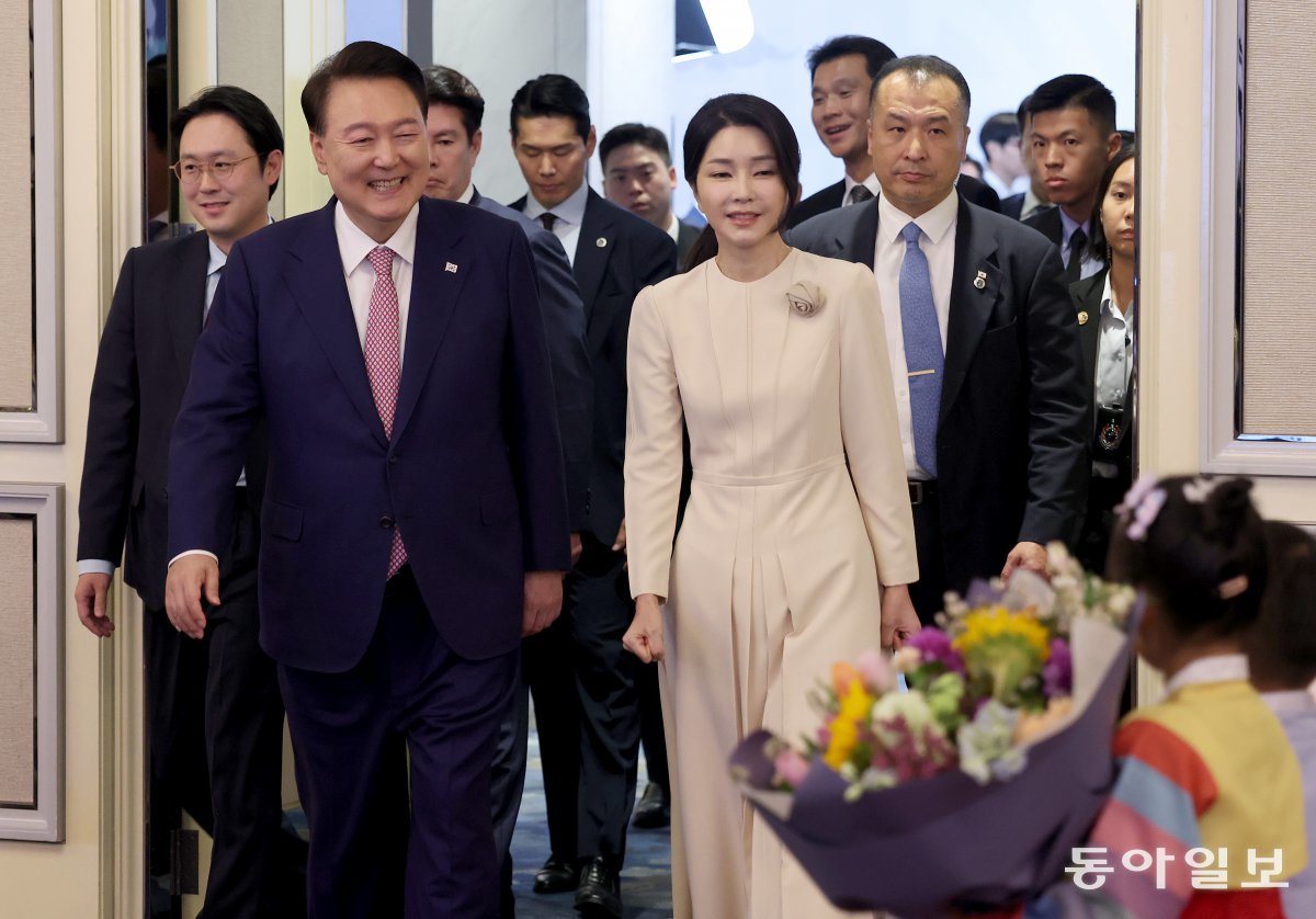 윤석열 대통령과 김건희 여사가 9일 오전 싱가포르의 샹그릴라 호텔에서 열린 동포 오찬 간담회에 입장하고 있다. 송은석 기자 silverstone@donga.com