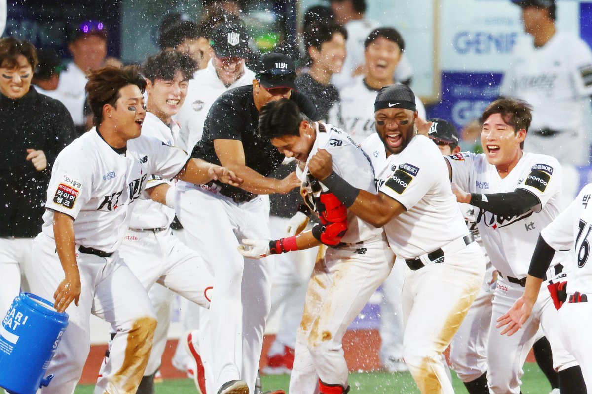 9일 경기도 수원케이티위즈파크에서 열린 2024 KBO 포스트시즌 준플레이오프 4차전 LG 트윈스와 kt 위즈의 경기에서 연장 11회말 2사 만루 kt 심우준이 끝내기 안타를 친 뒤 동료들에게 축하를 받고 있다. 2024.10.09.[수원=뉴시스]