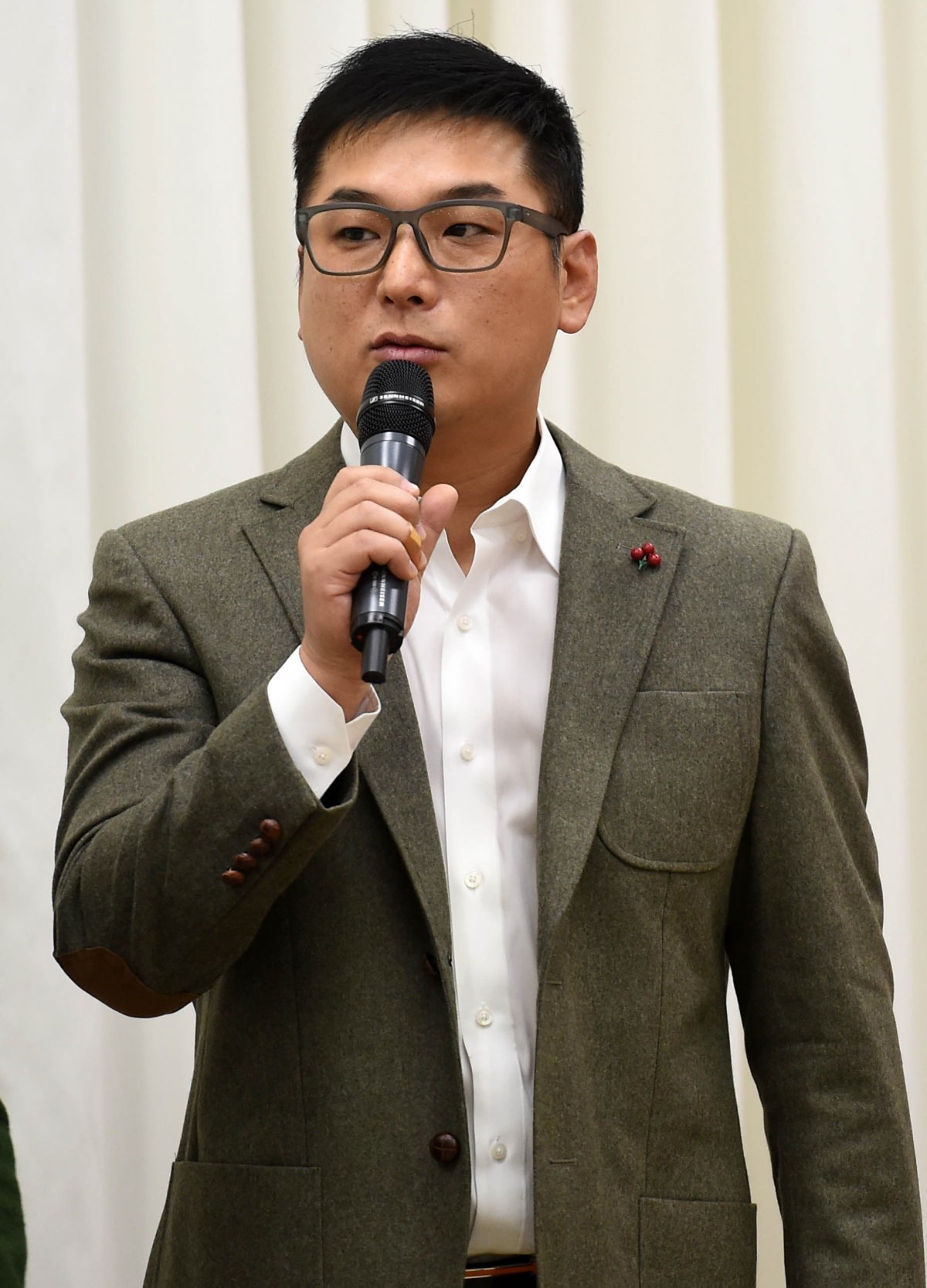 4일 오후 수원 경기도청 제1회의실에서 열린 전국리사이클센터 경기도내 다문화·장애인 가정 세탁기 전달식에서 가수 최재훈이 소감을 밝히고 있다. 2017.12.04.【수원=뉴시스】