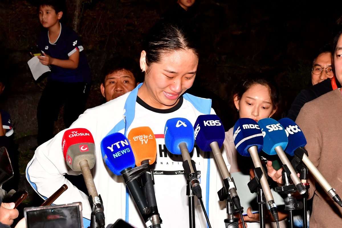 9일 오후 부산광역시 대표로 105회 전국체육대회에 출전한 안세영이 밀양시배드민턴경기장에서 경기를 마치고 취재진의 질문에 답하다 눈물을 흘리고 있다. 2024.10.09.[밀양=뉴시스]