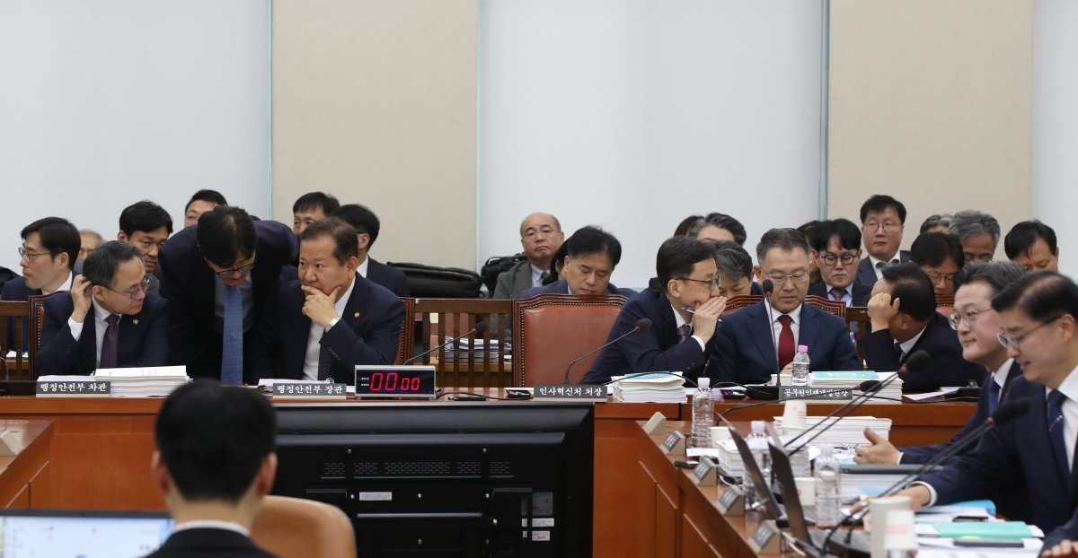 이상민 행정안전부장관(왼쪽 세번째)과 연원정 인사혁신처장(왼쪽 네번째)이 7일 오전 서울 여의도 국회 행정안전위원회 전체회의장에서 열린 행정안전부 등에 대한 국정감사에 출석해 각각 대화하고 있다. 2024.10.7/뉴스1