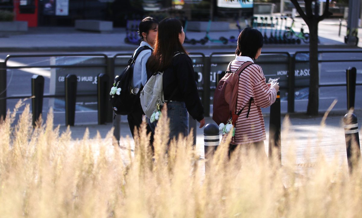 한글날인 9일 오전 서울 시내에서 시민들이 쌀쌀한 날씨에 든든한 옷차림을 하고 발걸음을 옮기고 있다. 2024.10.9/뉴스1
