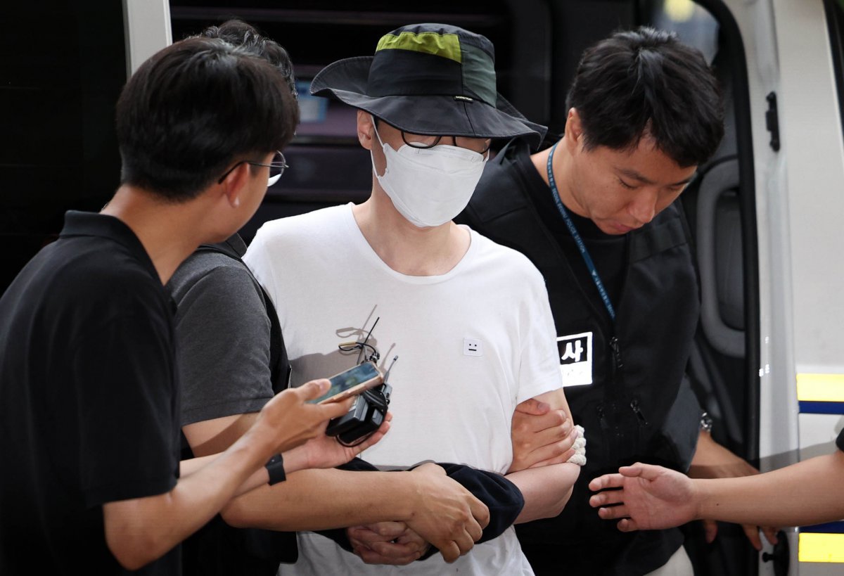 서울 은평구 소재 아파트 단지에서 같은 아파트 주민에게 일본도를 휘둘러 살해한 30대 남성 백 모씨가 1일 서울 마포구 서울서부지법에서 열린 살인 혐의 영장실질심사(구속 전 피의자심문)에 출석하고 있다. 2024.08.01.뉴시스