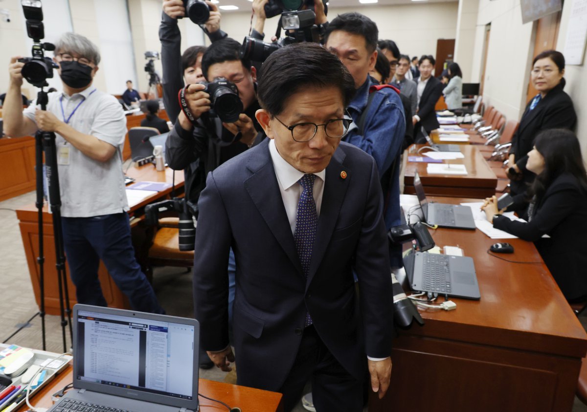 김문수 고용노동부 장관이 10일 서울 여의도 국회에서 열린 환경노동위원회의 환경노동부 국정감사에서 자신의 역사관 및 발언 등으로 여야 의원들의 설전이 과열돼 감사가 중지되자 밖으로 나가고 있다. 2024.10.10.뉴시스