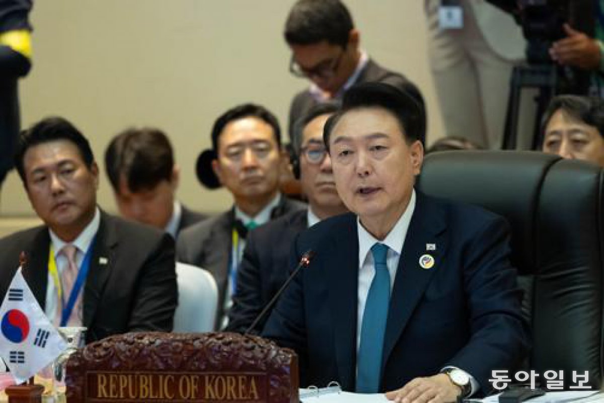 윤석열 대통령이 10일(현지시간) 라오스 비엔티안 국립컨벤션센터(NCC)에서 열린 한·아세안(ASEAN·동남아시아국가연합) 정상회의에서 발언하고 있다. 송은석 기자 silverstone@donga.com