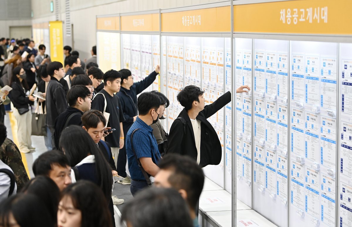 8일 경기도 수원시 영통구 수원컨벤션센터에서 열린 ‘2024 경기도 KB굿잡(JOB) 페스티벌’을 찾은 구직자들이 채용 공고 게시대를 살펴보고 있다. 2024.10.08. [수원=뉴시스]