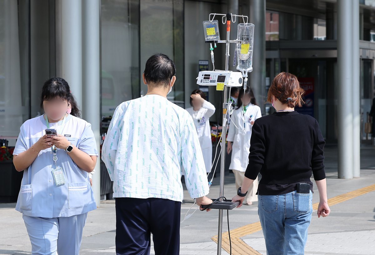 (서울=뉴스1) 정부의 의대 정원 확대에 반발하는 전공의들을 비롯한 의료계의 집단행동이 장기화 되고 있는 10일 서울의 한 대학병원에서 환자와 보호자가 오가고 있다.   한편, 보건복지부와 서울대 의대·병원 교수협의회 비상대책위원회는 이날 서울대 의대 융합관에서 ‘의료개혁, 어디로 가는가’를 주제로 토론회를 연다.   대화 경색 국면에서 의정이 대면한다는 점에서 의미 있는 자리지만, 대화에 나설 의사 단체 측이 전체 의사를 대표하지는 못한다는 점에서 이 자리가 향후 본격적인 대화 물꼬를 틀 계기가 될지는 미지수다. 2024.10.10/뉴스1