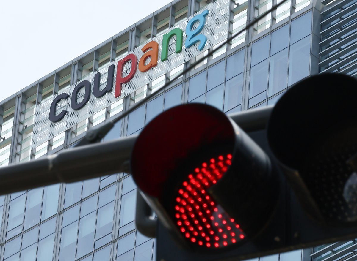 쿠팡이 공정거래위원회로부터 1400억원의 과징금을 부과받은 직후 로켓배송 서비스 중단 가능성을 밝혔다. 17일 서울 송파구의 쿠팡 본사 모습. 2024.06.17. [서울=뉴시스]