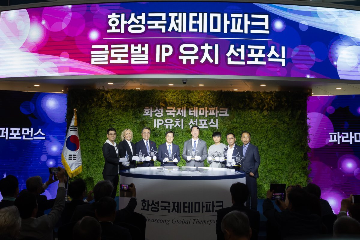 김동연 경기도지사가 10일 오전 화성시청 로비에서 열린 화성국제테마파크 글로벌 IP 유치 선포식에서 정명근 화성시장(오른쪽에서 네 번째) 등 주요 인사와 함께 기념 촬영을 하고 있다. 경기도 제공