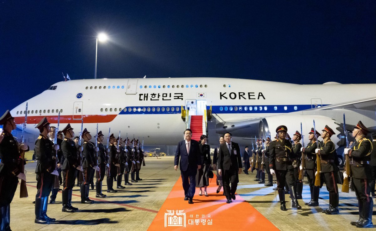 아세안 정상회의에 참석하는 윤석열 대통령과 김건희 여사가 9일(현지시간) 라오스 비엔티안 왓타이 국제공항에 도착, 전용기에서 내려 공항을 나서고 있다. (대통령실 홈페이지) 2024.10.10/뉴스1