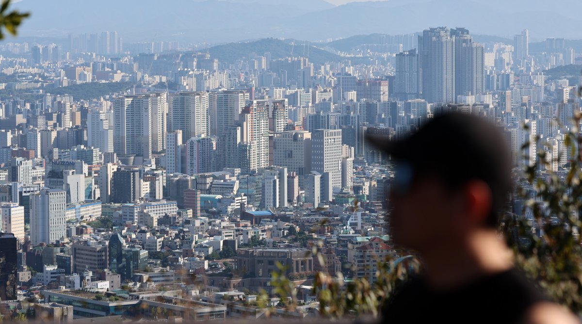 9일 오전 서울 용산구 남산공원에서 바라본 서울 시내에 아파트가 보이고 있다.  2024.10.09. [서울=뉴시스]