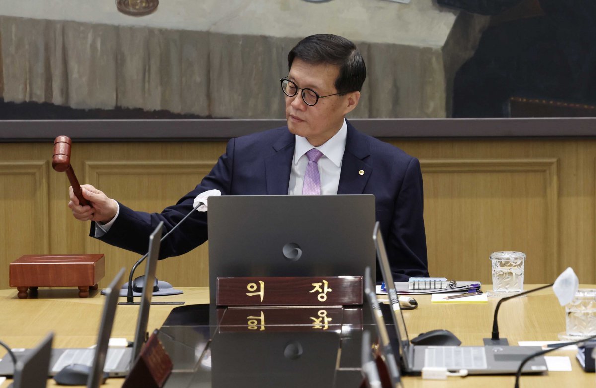 이창용 한국은행 총재가 11일 서울 중구 한국은행에서 열린 금융통화위원회에서 의사봉을 두드리고 있다. 2024.10.11/뉴스1