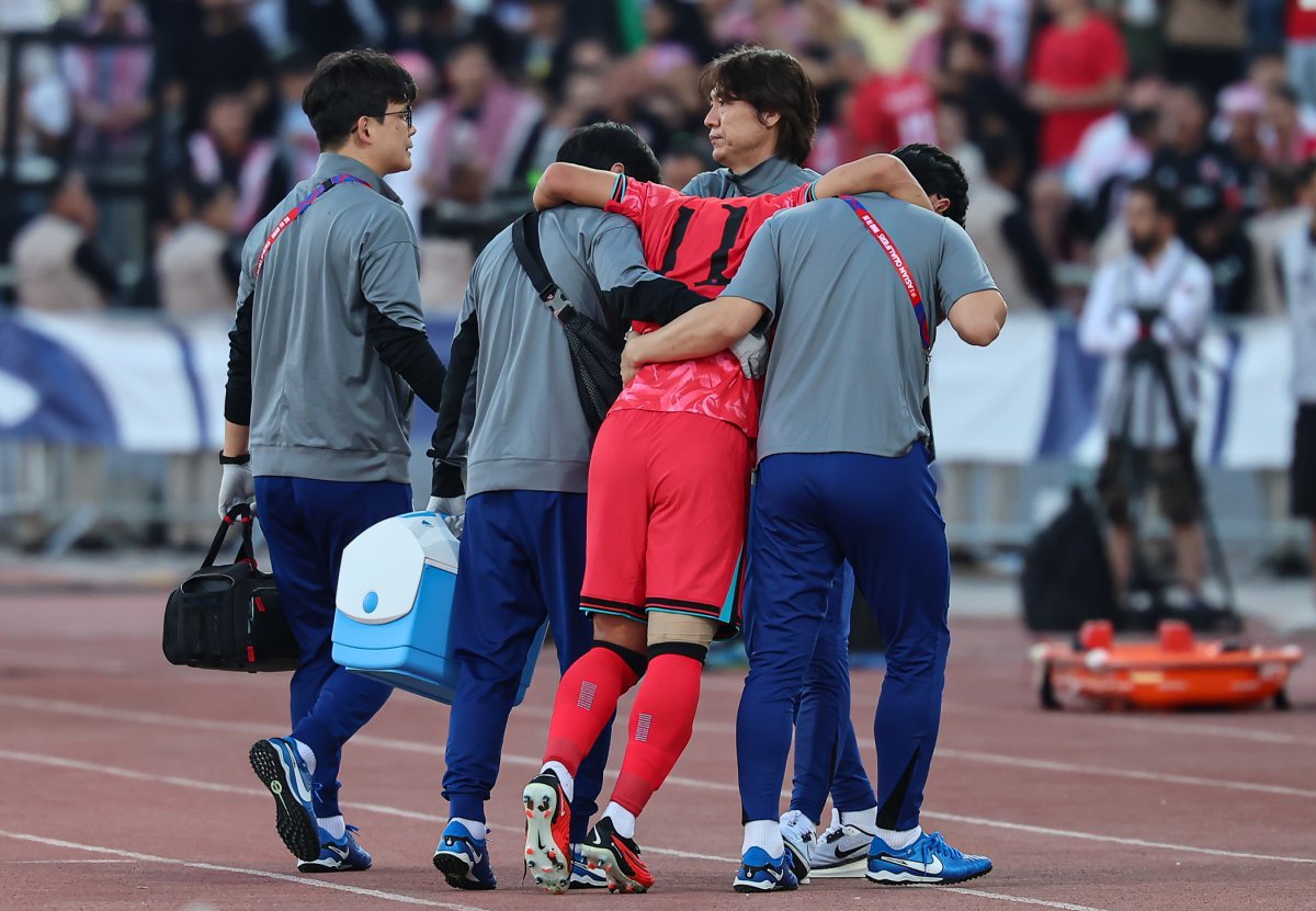 10일(현지시간) 요르단 암만 국제경기장에서 열린 2026 국제축구연맹(FIFA) 북중미 월드컵 아시아 3차 예선 B조 3차전 대한민국과 요르단의 경기, 대한민국 홍명보 감독이 부상으로 교체되는 황희찬을 다독이고 있다. 2024.10.10/뉴스1 ⓒ News1