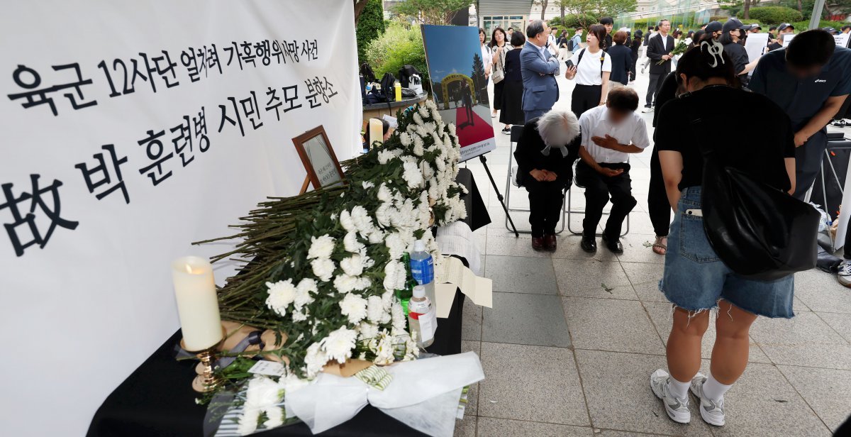 19일 오후 서울 용산역 광장에 마련된 군기훈련(얼차려)을 받다 사망한 육군 12사단 신병교육대 박 훈련병 시민 추모 분향소에서 유가족들이 추모하는 시민들을 맞이하고 있다. 2024.06.19.[서울=뉴시스]