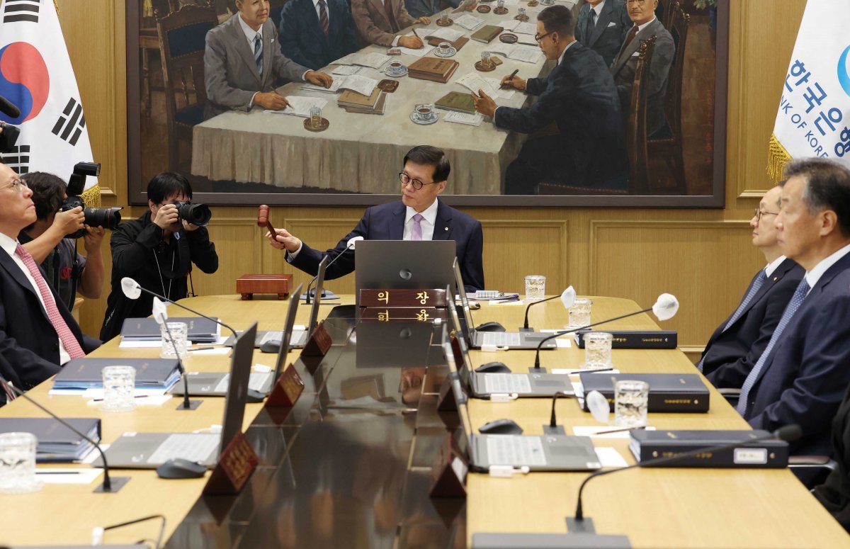 이창용 한국은행 총재가 11일 서울 중구 한국은행에서 열린 금융통화위원회 통화정책방향 회의를 주재하고 있다. 2024.10.11/뉴스1