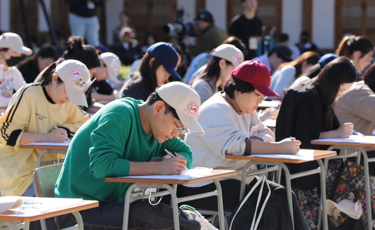 한글날을 닷새 앞둔 4일 오후 국립국어원이 주최하고 문화체육관광부가 후원하는 ‘한글을 바르게 한글에 반하게’를 주제로 서울 종로구 경복궁 흥복전에서 열린 ‘전국민 받아쓰기 대회’ 에 참석한 내외국인 130여 명이 본선 경쟁을 하고 있다. 예선에만 3천 여 명이 신청했으며 이날 본선 문제는 인공지능의 도움으로 출제됐다.