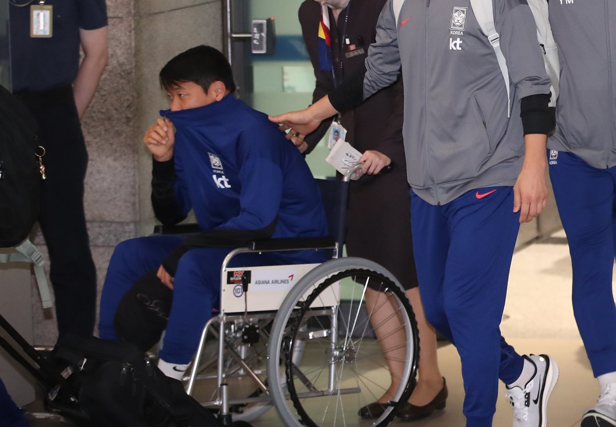 대한민국 축구대표팀 황희찬이 11일 오후 인천국제공항을 통해 휠체어를 타고 귀국하고 있다. 대한민국 축구대표팀은 지난 10일(현지시간) 요르단 암만 국제경기장에서 열린 요르단과의 열린 2026 국제축구연맹(FIFA) 북중미 월드컵 아시아 3차 예선 B조 3차전 요르단의 경기에서 이재성, 오현규의 연속골로 2대0 승리했다. 한국은 15일 용인 미르스타디움에서 또 다른 난적 이라크와 조별리그 4차전을 치른다. 2024.10.11/뉴스1