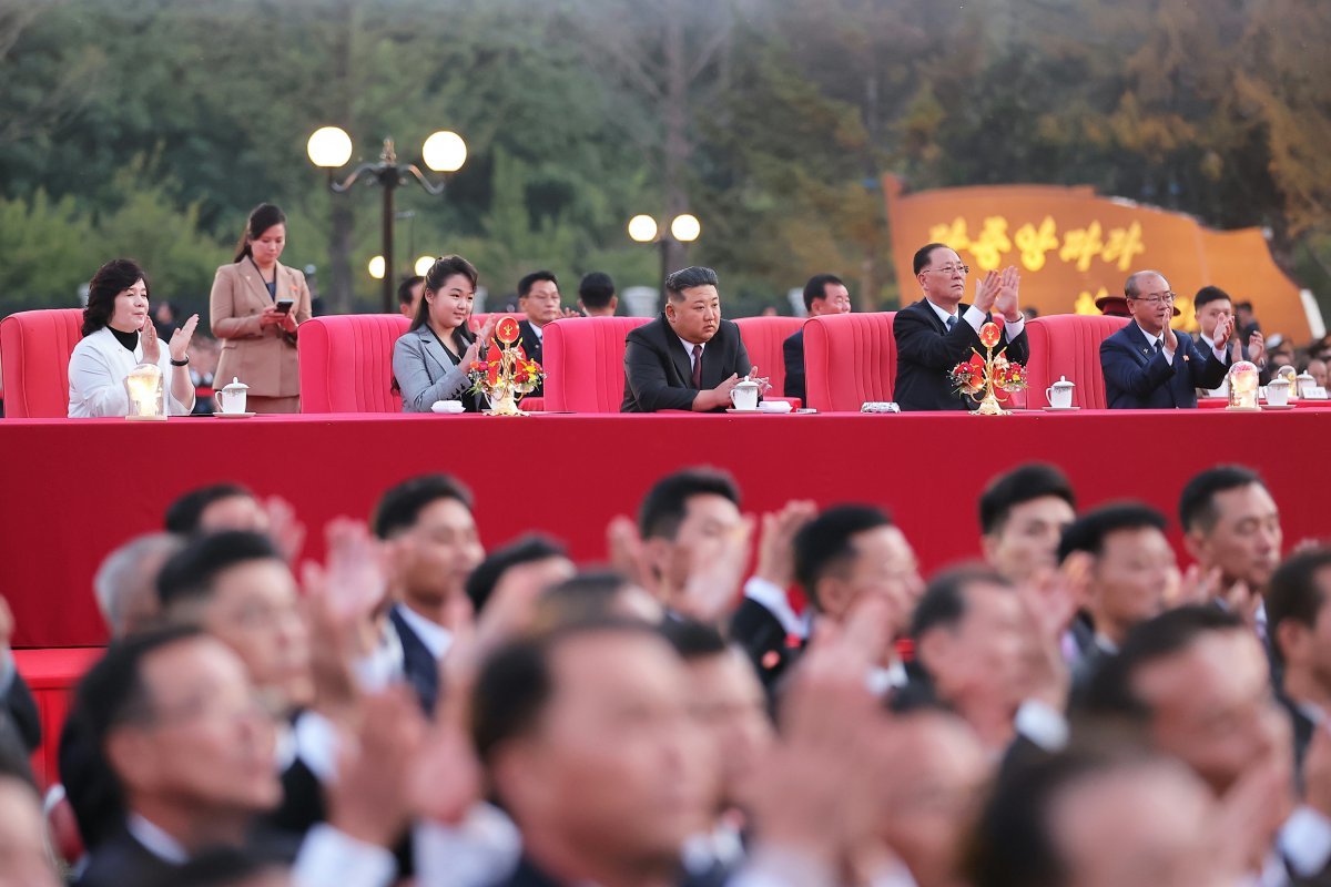 북한 노동당 기관지 노동신문은 11일 “조선노동당 창건 79주년 경축공연이 10일 당 중앙간부학교에서 성대히 진행됐다”며 공연에 참석한 김정은 당 총비서와 주애의 사진을 보도했다. 신문은 공연에 “주체혁명 위업 완수를 위한 영웅적 장로에서 우리 인민이 위대한 당을 우러러 터뜨린 노동당 송가들과 애국의 노래들이 올랐다”라고 전했다. (평양 노동신문=뉴스1)