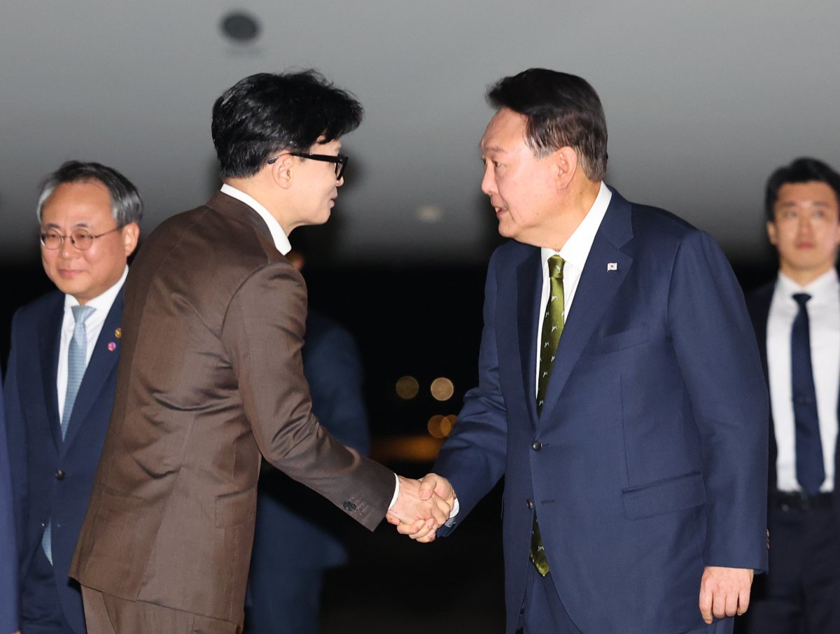 필리핀·싱가포르 국빈방문 및 한·아세안 정상회의 일정을 마친 윤석열 대통령이 11일 성남 서울공항에 도착해 환영나온 한동훈 국민의힘 대표와 인사를 나누고 있다. 2024.10.11.[성남=뉴시스]