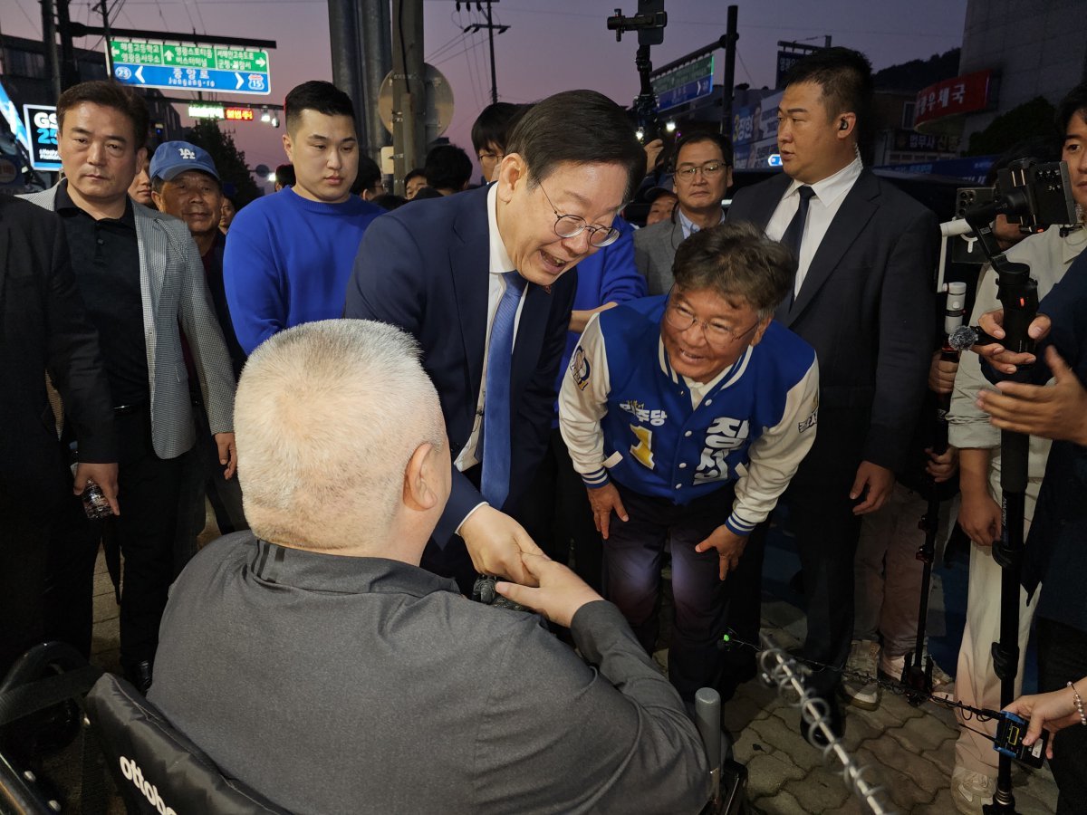 이재명 더불어민주당 대표가 11일 영광을 찾아 지역 상점에서 영광주민들에게 인사를 하면서 장세일 후보에 대한 지지를 호소하고 있다.2024.10.11.뉴스1