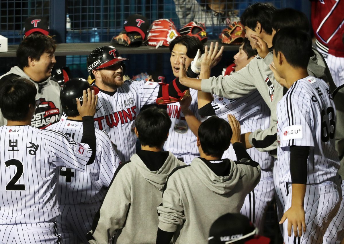 11일 오후 서울 송파구 잠실야구장에서 열린 프로야구 ‘2024 신한 SOL 뱅크 KBO 포스트시즌’ 준플레이오프 5차전 KT 위즈와 LG 트윈스의 경기, 3회말 LG 공격 1사 3루 상황에서 오스틴이 1타점 희생플라이를 때린 후 덕아웃 동료들의 축하를 받고 있다. 2024.10.11/뉴스1