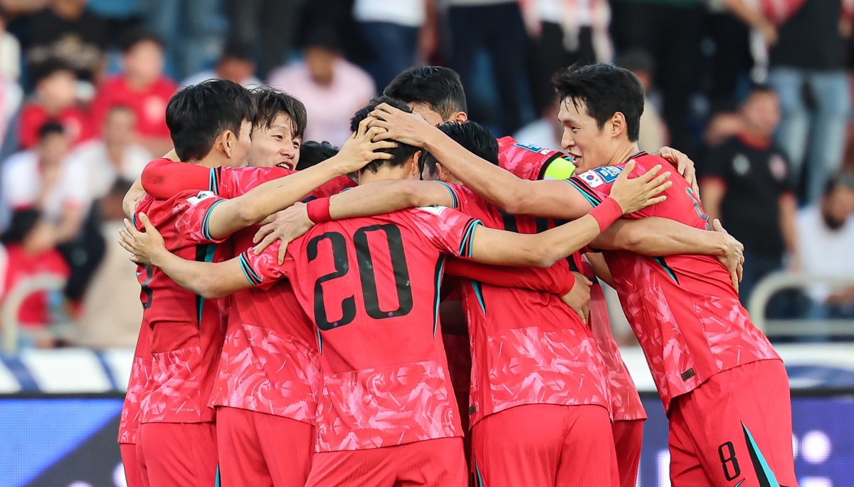 한국 축구대표팀 선수들이 10일 열린 요르단과의 2026 북중미 월드컵 아시아 3차 예선 B조 방문경기 전반 38분 이재성의 선제골이 나온 뒤 한데 모여 기뻐하고 있다. 한국은 요르단을 2-0으로 꺾고 B조 1위가 됐다. 암만=뉴스1