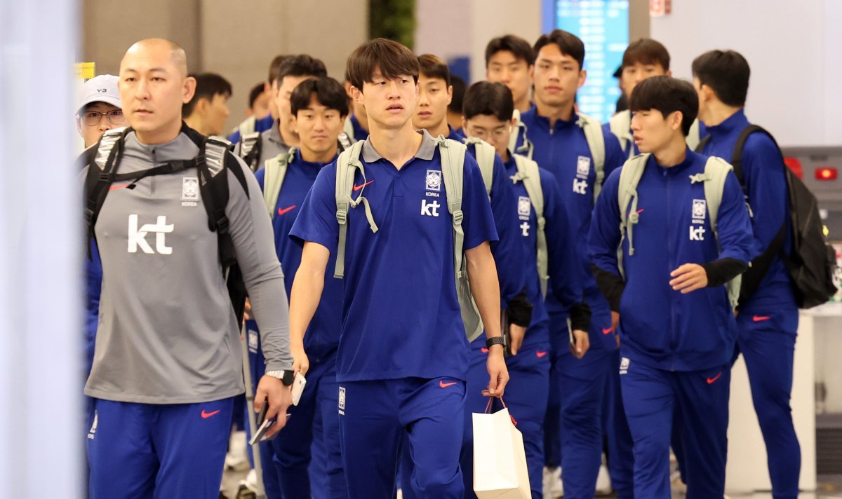 요르단 원정에서 승리를 거둔 대한민국 축구국가대표팀 선수들이 11일 오후 인천국제공항 제1여객터미널을 통해 귀국하고 있다. 2024.10.11. 뉴시스