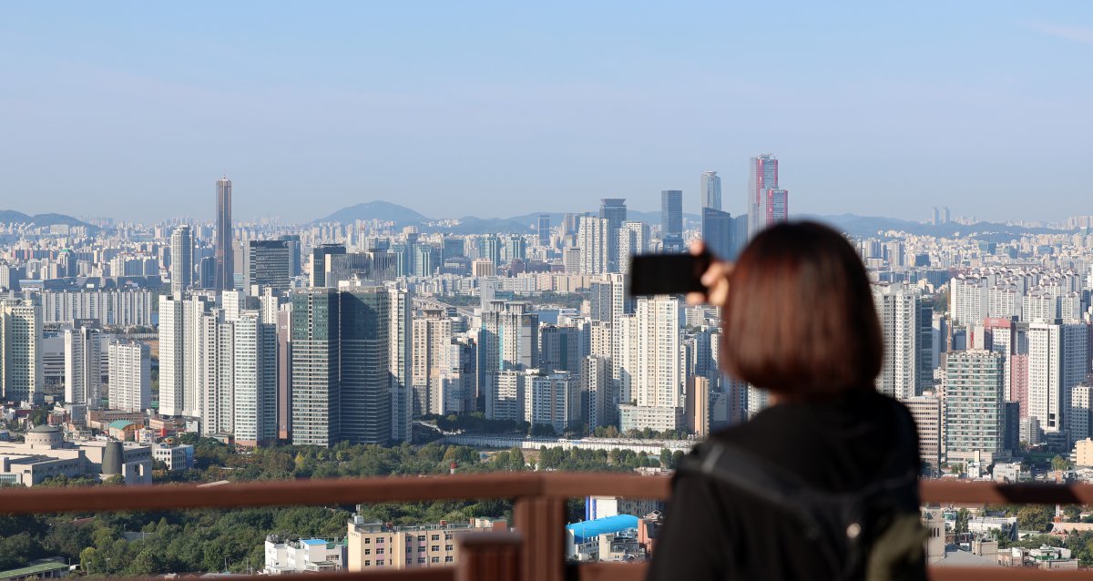 9일 오전 서울 용산구 남산공원에서 바라본 서울 시내에 아파트가 보이고 있다.  서울부동산정보광장에 따르면 지난달 서울아파트 거래량은 총 2080건으로 집계됐다. 신고기한이 아직 한 달가량 남았지만, 지난 8월 거래량(6127건)과 비교하면 절반 수준으로 줄어들 것으로 보인다.   매수자는 고금리 기조 장기화와 대출 규제 강화 등의 영향으로 금융 부담이 커지고, 매도자는 앞으로 집값이 더 오를 것을 기대하며 버티기에 나서고 있다. 매도자와 매수자 간 희망 거래 가격 차이로 시장에 매물이 쌓이고 있다. 2024.10.09.뉴시스