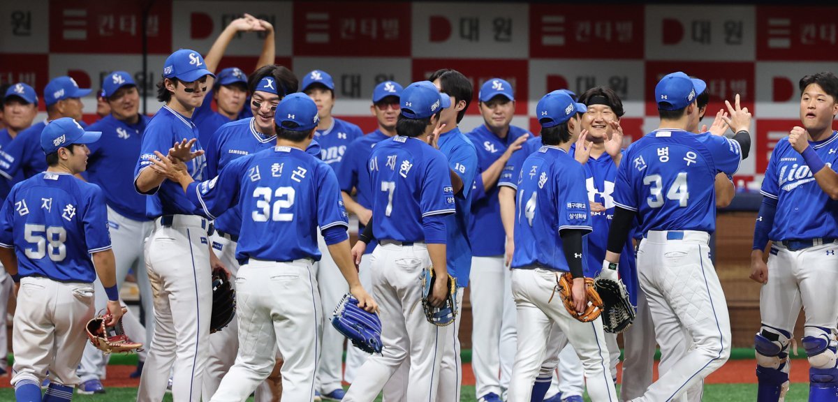 29일 오후 서울 구로구 고척스카이돔에서 열린 2024 KBO리그 삼성 라이온즈와 키움 히어로즈 경기, 연장전 승부 끝에 1대0 승리를 거둔 삼성 선수들이 기뻐하고 있다. 2024.08.29. 뉴시스