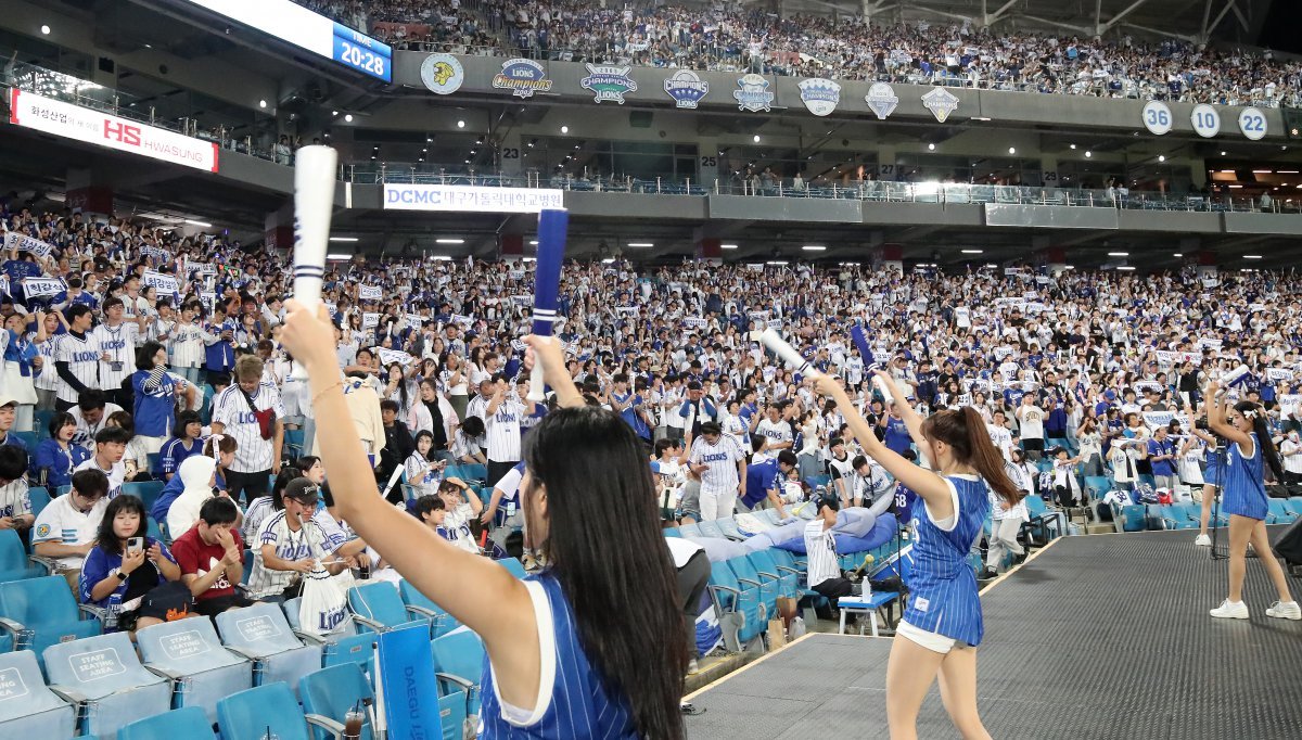 25일 오후 대구 삼성라이온즈파크에서 열린 프로야구 ‘2024 신한 SOL 뱅크 KBO리그’ 키움 히어로즈와 삼성 라이온즈의 경기, 3루 관중석 삼성 팬들이 열띤 응원전을 펼치고 있다. 이날 삼성라이온즈파크는 시즌 29번째 만원 관중을 기록했다. 2024.9.25 뉴스1