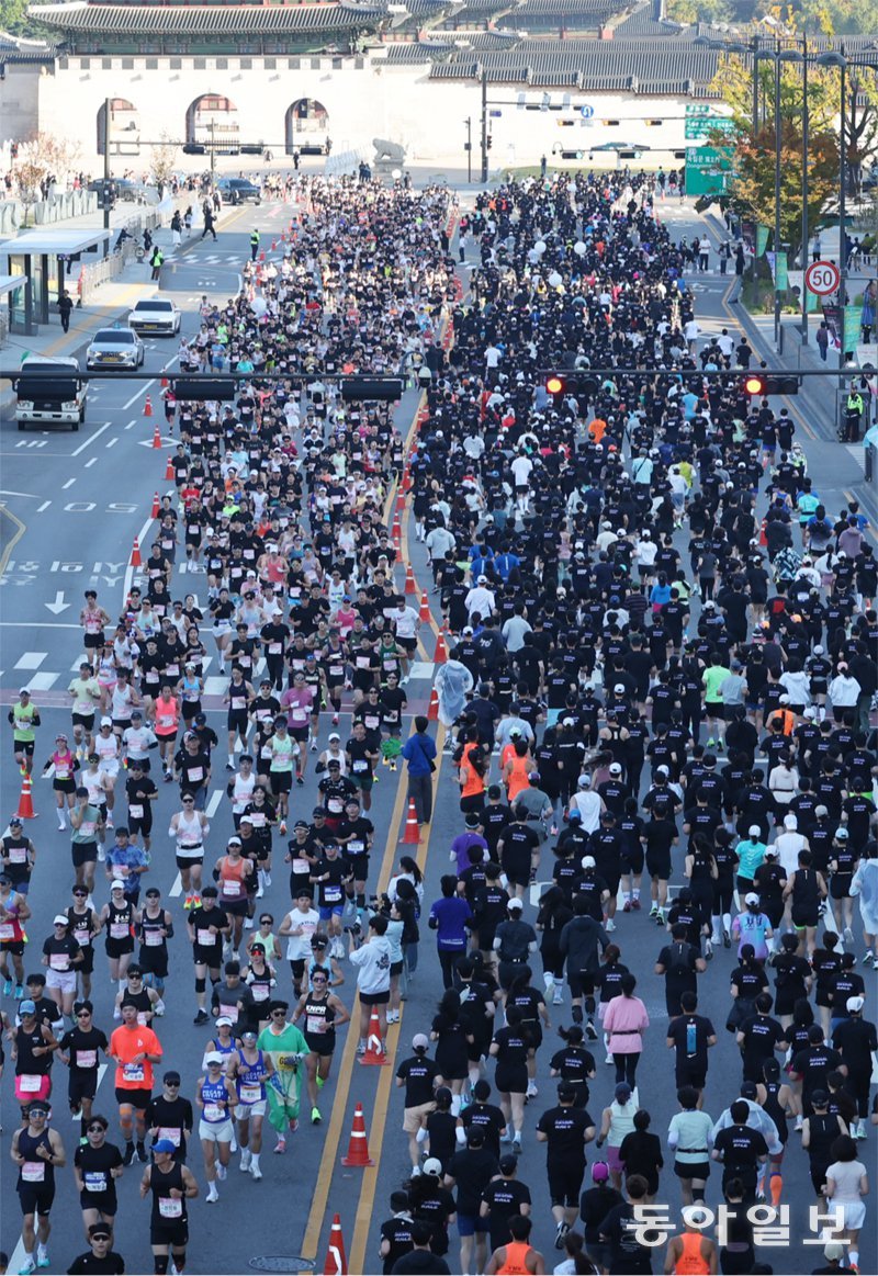 11km와 하프코스 부문으로 나눠 열린 이번 대회에는 역대 최다인 1만2000명이 참가했다. 장승윤 기자 tomato99@donga.com