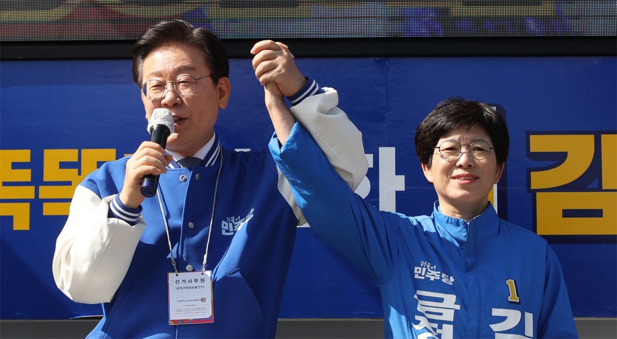 더불어민주당 이재명 대표(왼쪽)가 12일 오전 부산 금정구 스포원파크 앞에서 김경지 금정구청장 후보 지원 유세를 하고 있다. 이 대표는 유세에서 윤석열 정부와 여당을 겨냥해 “자신이 왜 총선에서 심판받았는지 모르면 이번 기회에 2차 심판을 해야 한다”면서 ‘정권 심판론’을 재차 강조했다. 부산=뉴스1