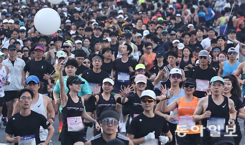 도심속 달리기 축제… 1만2000명 가을과 함께 달렸다 가을철 서울 도심 레이스인 ‘2024 서울달리기’(서울시, 동아일보 공동 주최)가 13일 열렸다. 22회째를 맞은 올해 대회엔 37개국 175명의 외국인을 포함해 역대 가장 많은 1만2000명이 참가해 광화문과 경복궁, 청와대, 숭례문 등을 지나는 명품 코스를 달렸다. 양회성 기자 yohan@donga.com