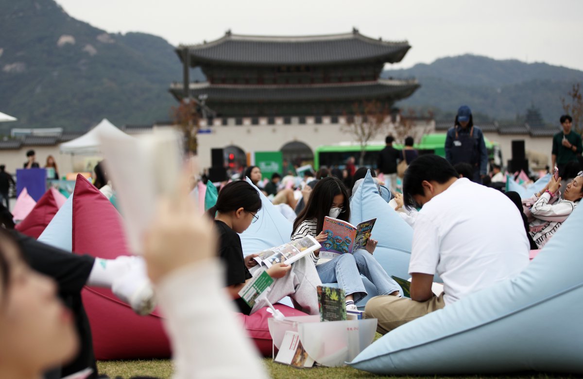 13일 오후 서울 종로구 광화문광장에 마련된 ‘서울야외도서관 광화문책마당’에서 시민들이 독서 삼매경에 빠져 있다. 한국 최초로 노벨문학상을 받은 작가 한강에 대한 관심과 독서를 ‘힙하게’ 여기는 ‘텍스트힙’(Text Hip) 트렌드가 맞물려 대한민국 곳곳에 독서 열풍이 거세게 불고 있다. 2024.10.13.뉴스1