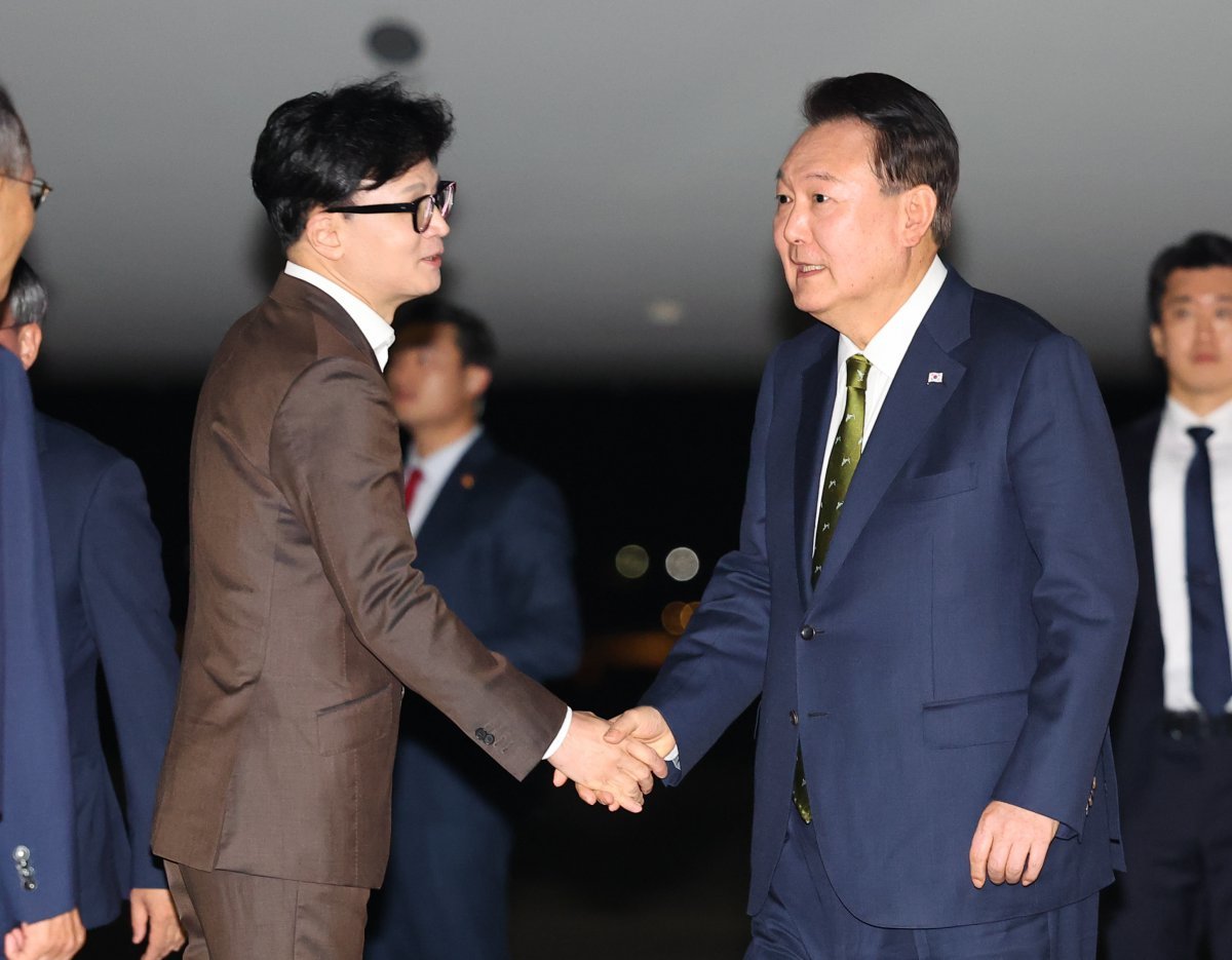 필리핀·싱가포르 국빈방문 및 한·아세안 정상회의 일정을 마친 윤석열 대통령이 11일 성남 서울공항에 도착해 환영나온 한동훈 국민의힘 대표와 인사를 나누고 있다. 2024.10.11.  [성남=뉴시스]