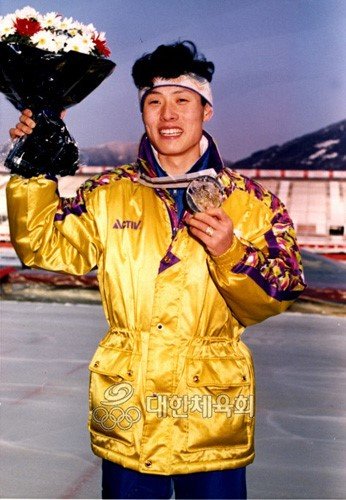 김윤만이 1992년 알베르빌 동계올림픽 스피드스케이트 남자 1000m에서 깜짝 은메달을 딴 뒤 활짝 웃고 있다. 대한체육회 제공