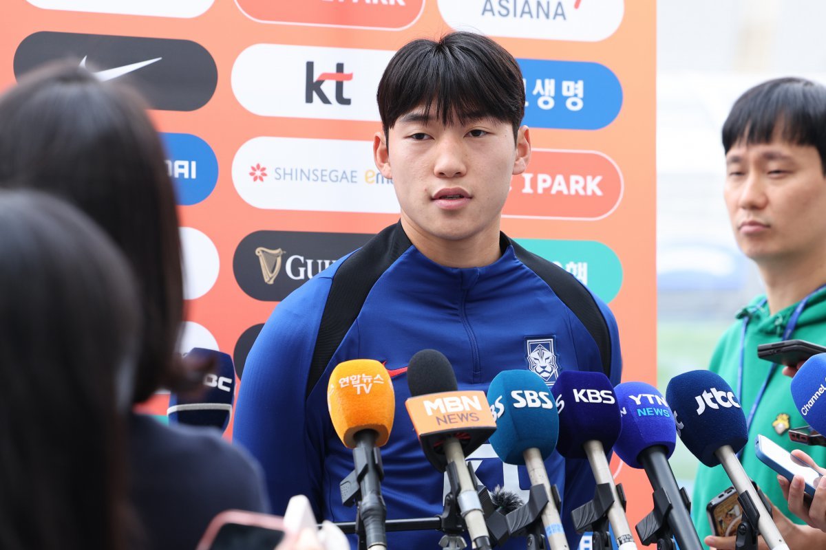 대한민국 축구대표팀 배준호가 13일 경기 용인시 용인미르스타디움에셔 열린 훈련에 앞서 인터뷰를 하고 있다. 2024.10.13 뉴스1