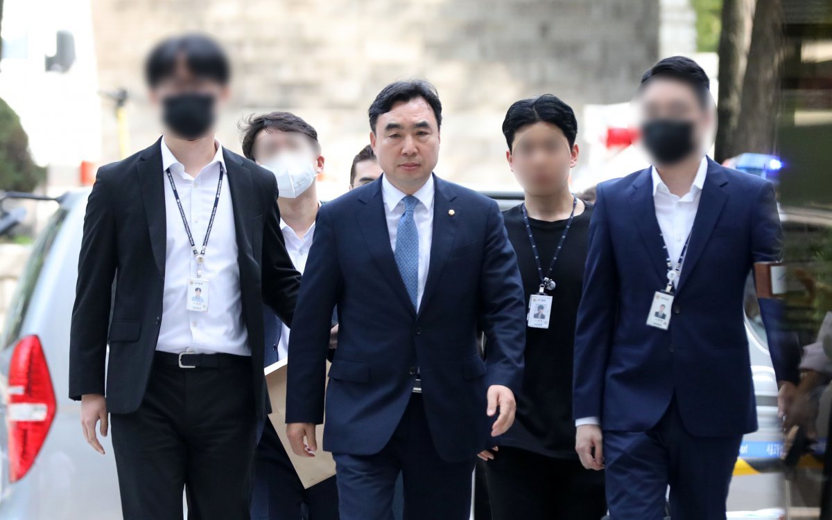 2021년 더불어민주당 전당대회 돈 봉투 살포 의혹에 관여한 혐의로 구속영장이 청구된 윤관석 무소속 의원이 4일 서울 서초구 서울중앙지법에서 열린 영장실질심사(구속 전 피의자심문)에 출석하고 있다. 2023.08.04. 뉴시스