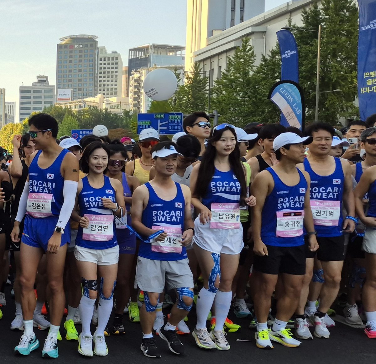 ‘2024 서울달리기(SEOUL RACE)’에서 가이드 러너와 시각장애인 러너 손에 ‘가이드 끈’이 연결돼 있다.