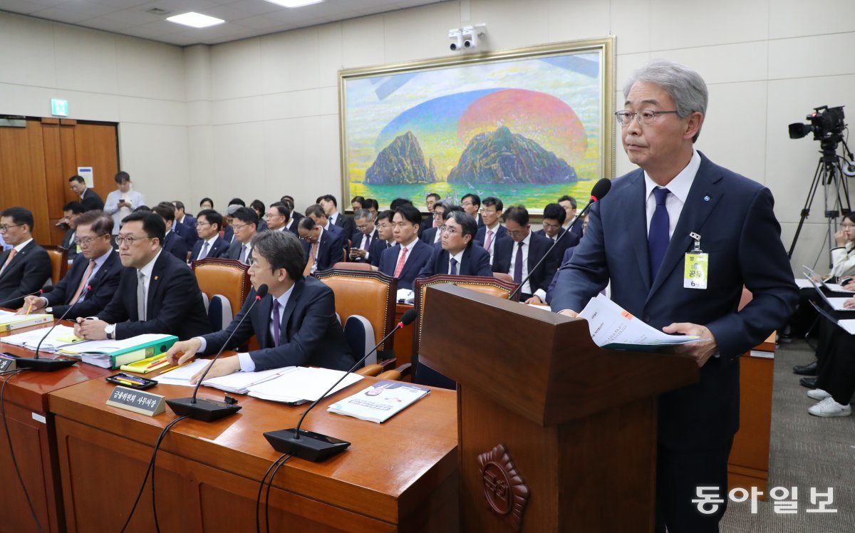 최초 국감 출석한 우리금융그룹 회장 임종룡 우리금융그룹 회장이 10일 오후 서울 여의도 국회 정무위원회에서 열린 금융위원회·한국산업은행·중소기업은행에 대한 국정감사에 출석해 의원들의 질의에 답변하고 있다. 2024.10.10 이훈구 기자 ufo@donga.com