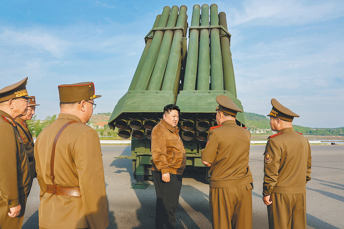 김정은 북한 국무위원장이 10일 갱신형 240mm 방사포 무기체계를 둘러보고 국방기업소가 생산한 조종방사포탄 시험사격을 지켜봤다고 북한 관영매체인 노동신문이 11일 보도했다. 평양=노동신문 뉴스1