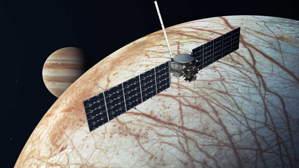 미 항공우주국(NASA·나사)는 14일(현지시각) 목성 위성 유로파에 생명체가 살 수 있는지 조사하기 위한 우주선 ‘유로파 클리퍼’를 발사했다. 이미지는 나사가 제공한 그림으로, 왼쪽 목성을 배경으로 유로파 상공에 ‘유로파 클리퍼’ 우주선이 묘사돼 있다. 2024.10.15 AP 뉴시스