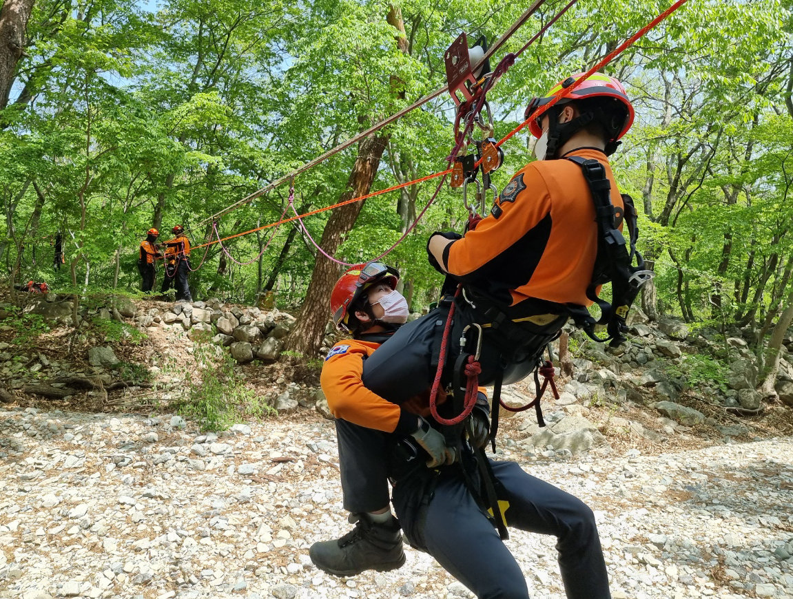 산악구조대원들이 구조훈련을 하고 있다. ⓒ News1