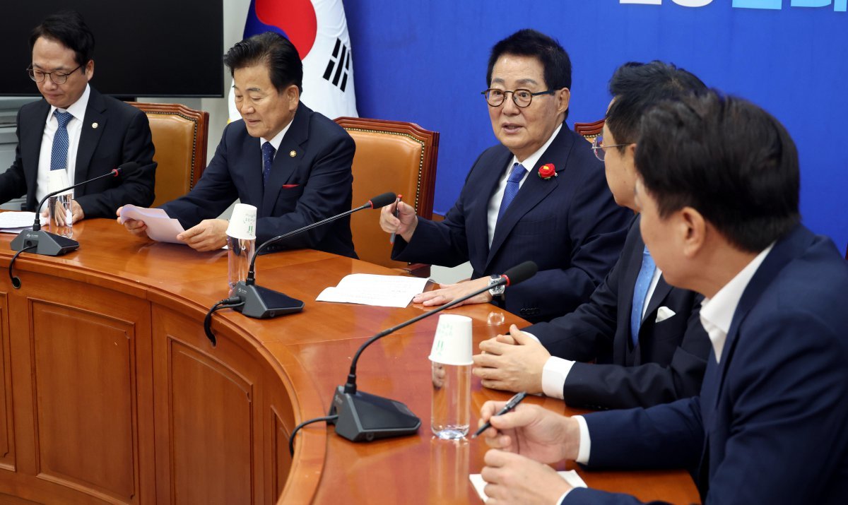 박지원 더불어민주당 국가안보상황점검위원장이 15일 오전 서울 여의도 국회에서 열린 국가안보상황점검위원회 제1차 회의 시작 전 참석자들과 대화를 나누고 있다. 왼쪽부터 박선원, 정동영 의원, 박 위원장, 박성준, 부승찬 의원. 2024.10.15. 뉴시스