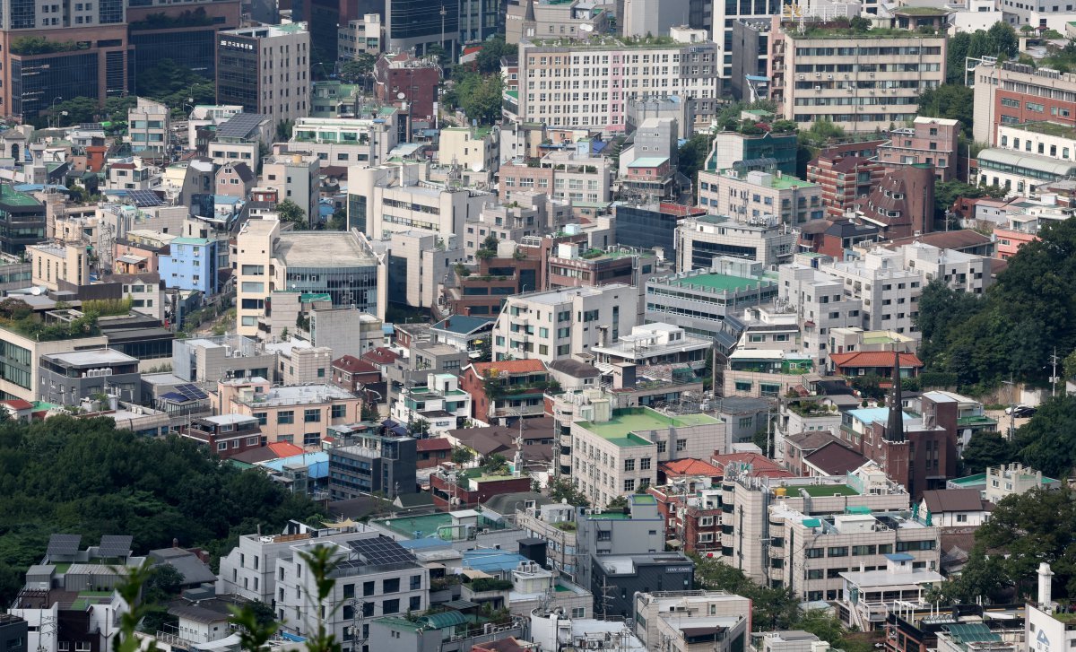 4일 오후 서울 중구 남산에서 바라본 도심에 빌라촌이 보이고 있다. 2024.8.4/뉴스1