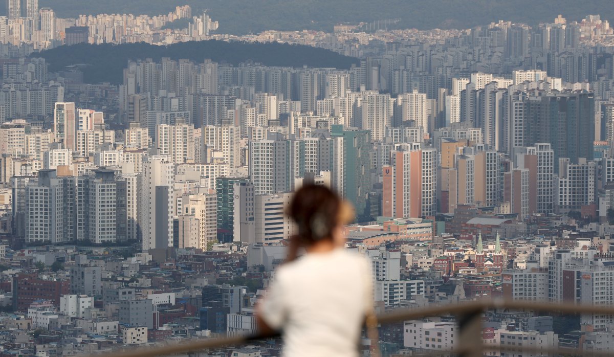 한국부동산원이 10일 발표한 ‘10월 첫째 주(7일 기준) 아파트가격 동향’에 따르면 이번 주 서울 아파트값은 전주보다 0.10% 오르면서 29주 연속 상승세를 이어갔다. 대출 규제, 단기 급등 피로감 누적 등의 영향으로 상승폭은 축소됐다. 사진은 10일 서울 남산에서 바라본 서울 시내 아파트 단지. 2024.10.10.  [서울=뉴시스]